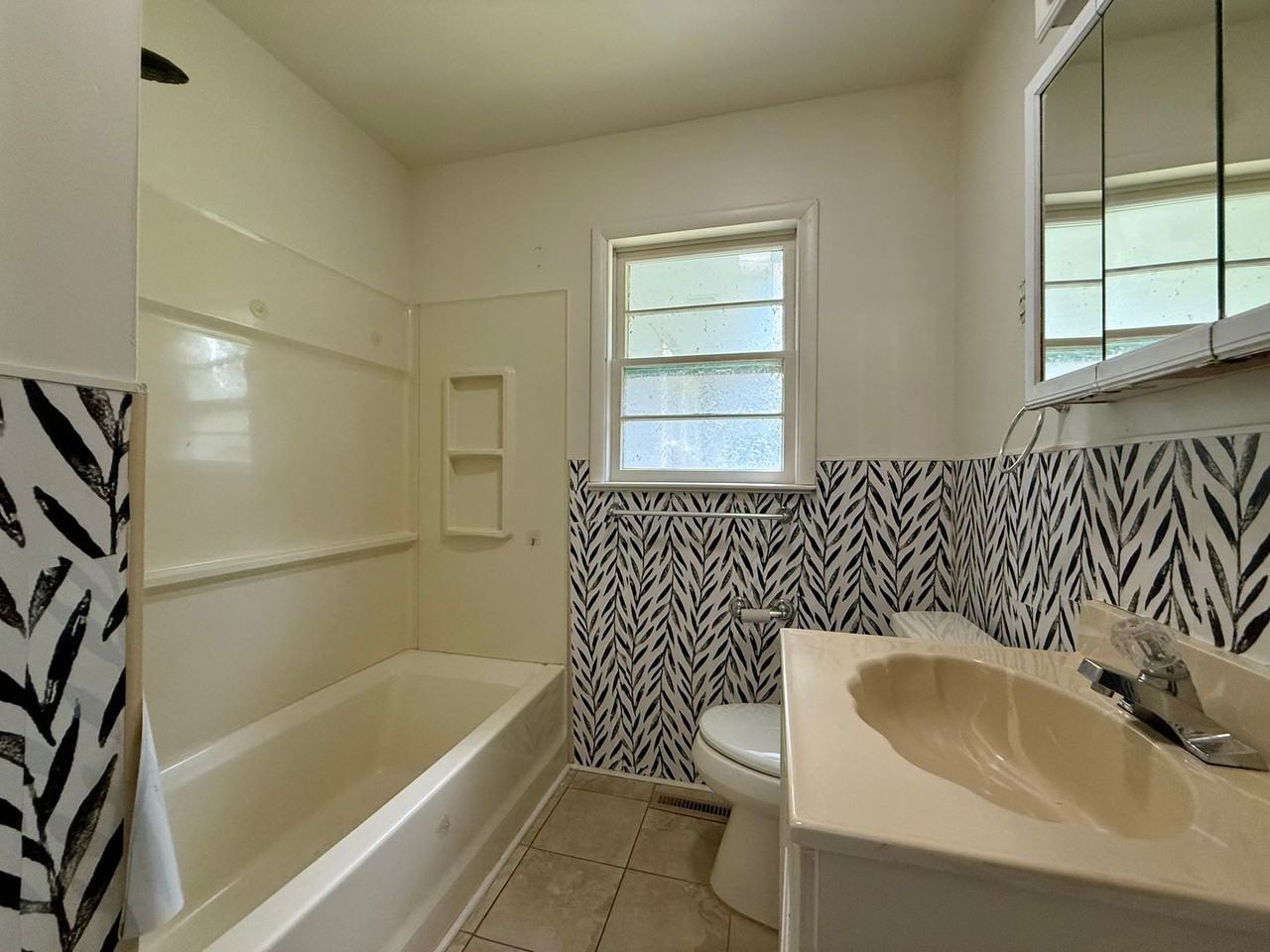 348 S Derby Ave - Photo 5 of 25