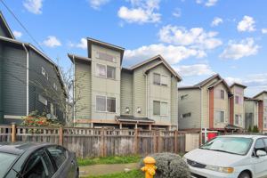featured image of 926 N 96th St