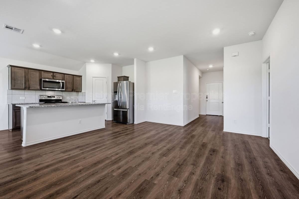 3311 Brookstone Dr - Photo 3 of 10