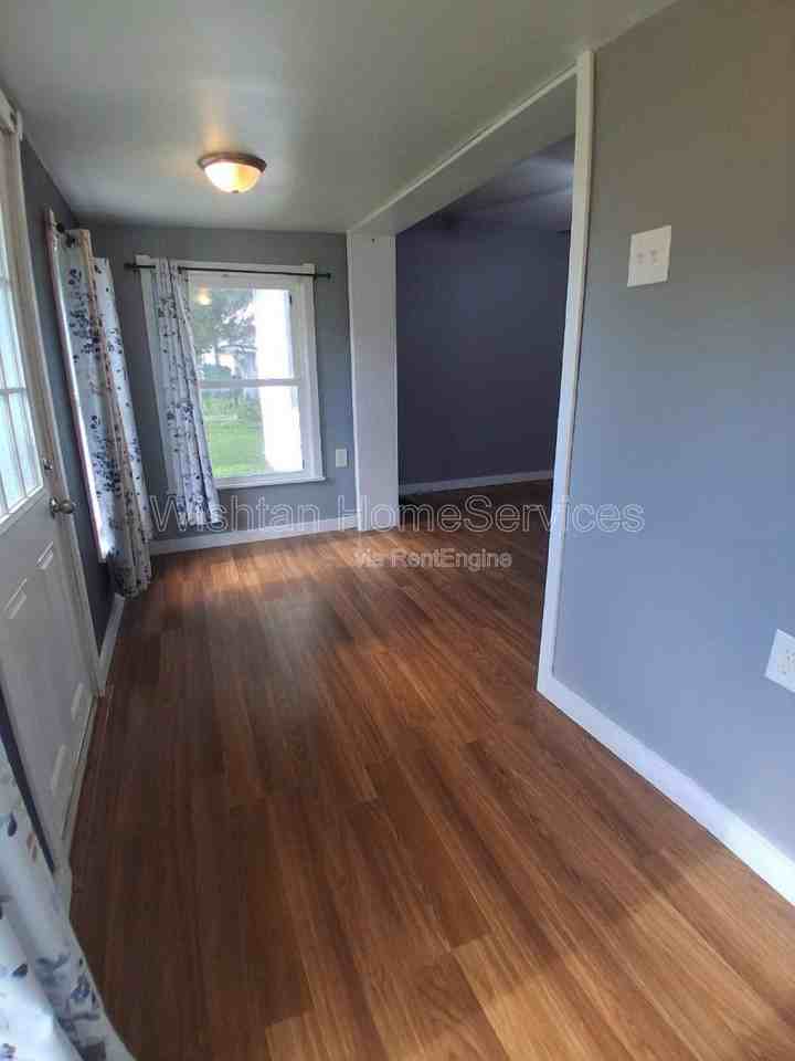 701 N E St - Photo 2 of 10