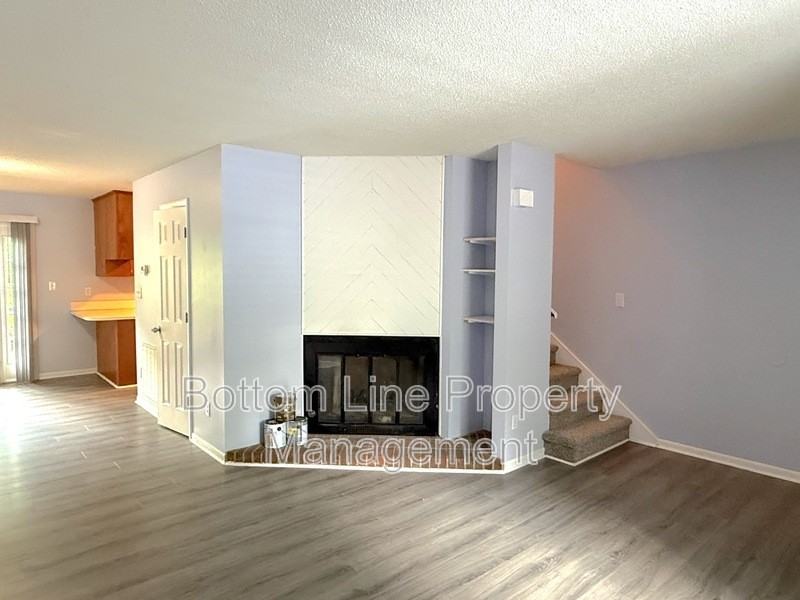 846 W Warren St #A4 - Photo 3 of 17