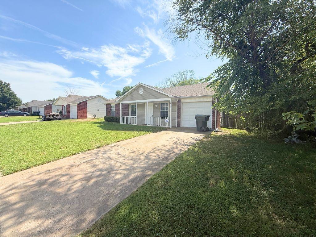 1830 Lexington Rd - Photo 2 of 16