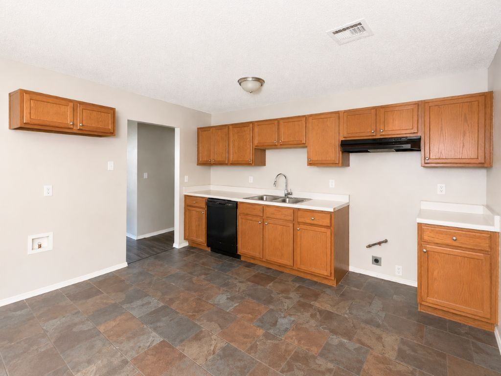 1830 Lexington Rd - Photo 5 of 16