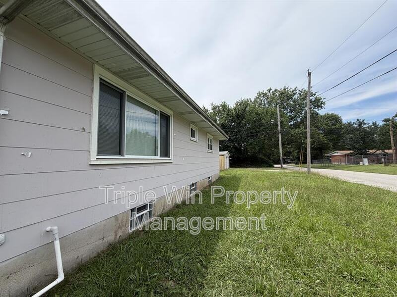 9739 Balboa Dr - Photo 4 of 23