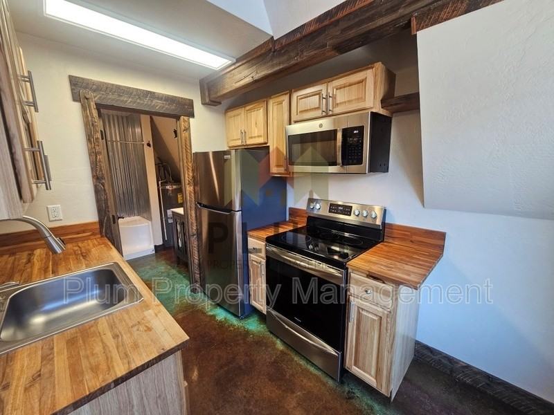 213 Sommers St - Photo 4 of 16
