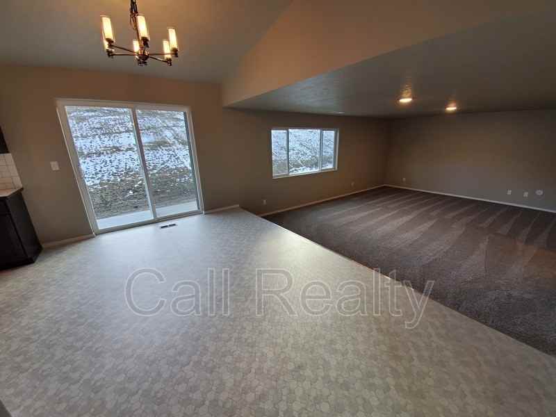 18208 E Selkirk Estates Rd - Photo 3 of 11