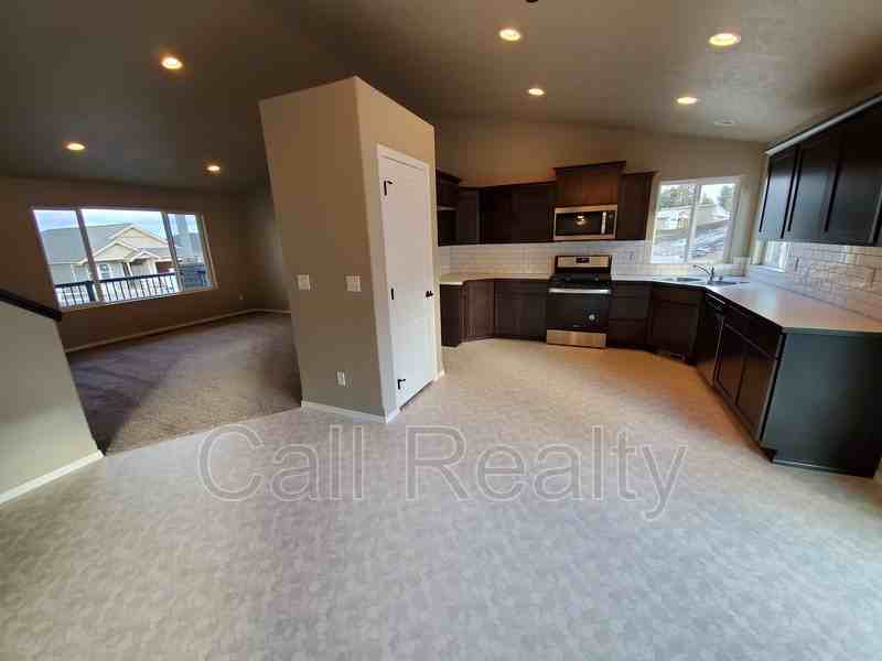 18208 E Selkirk Estates Rd - Photo 5 of 11