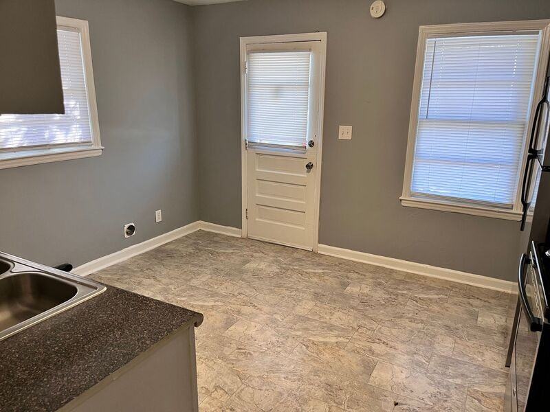 2407 Crestview Dr - Photo 2 of 10