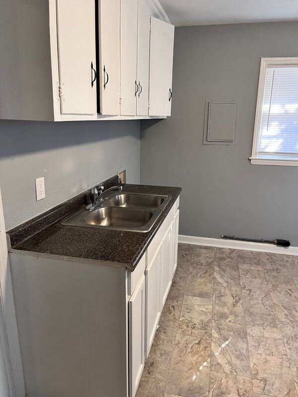 2407 Crestview Dr - Photo 3 of 10