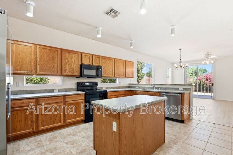 3498 E Bruce Ave - Photo 6 of 33