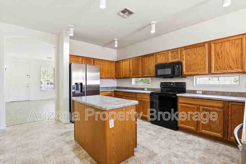 3498 E Bruce Ave - Photo 7 of 33