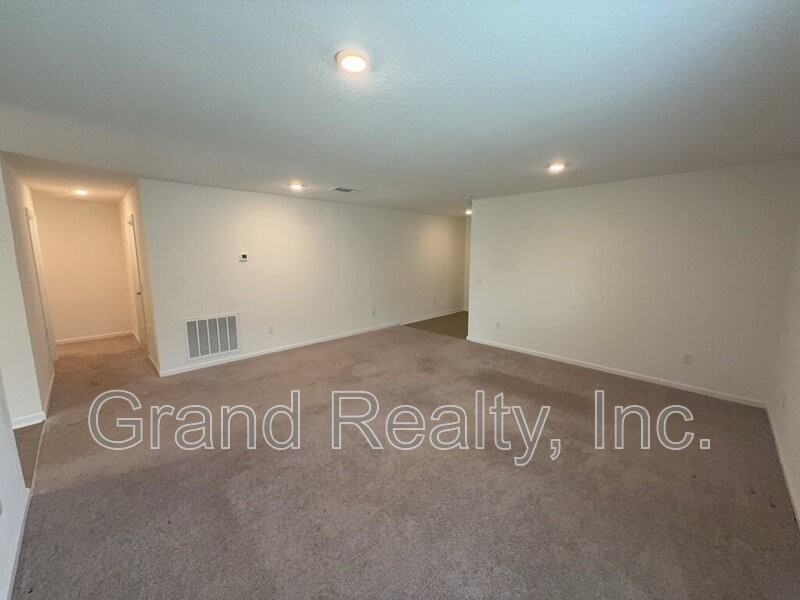 4360 Jitterbug St - Photo 5 of 27