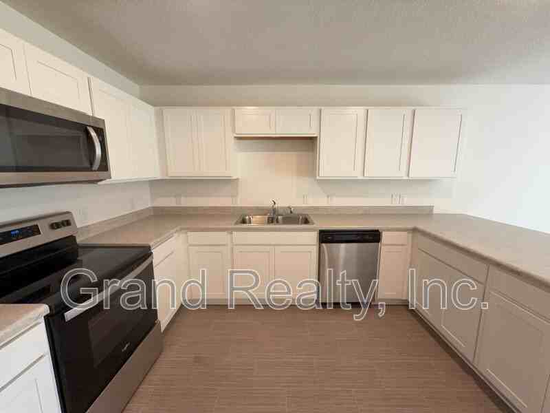 4360 Jitterbug St - Photo 7 of 27