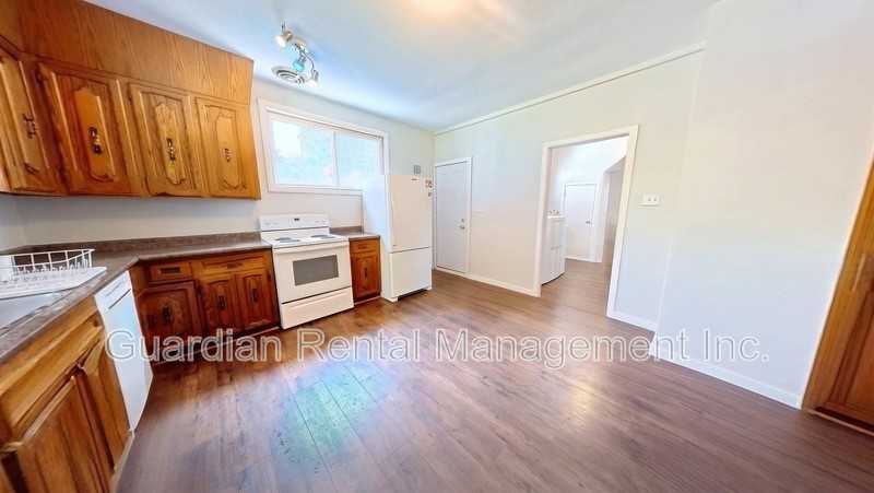92 Algoma St N #2 - Photo 2 of 7