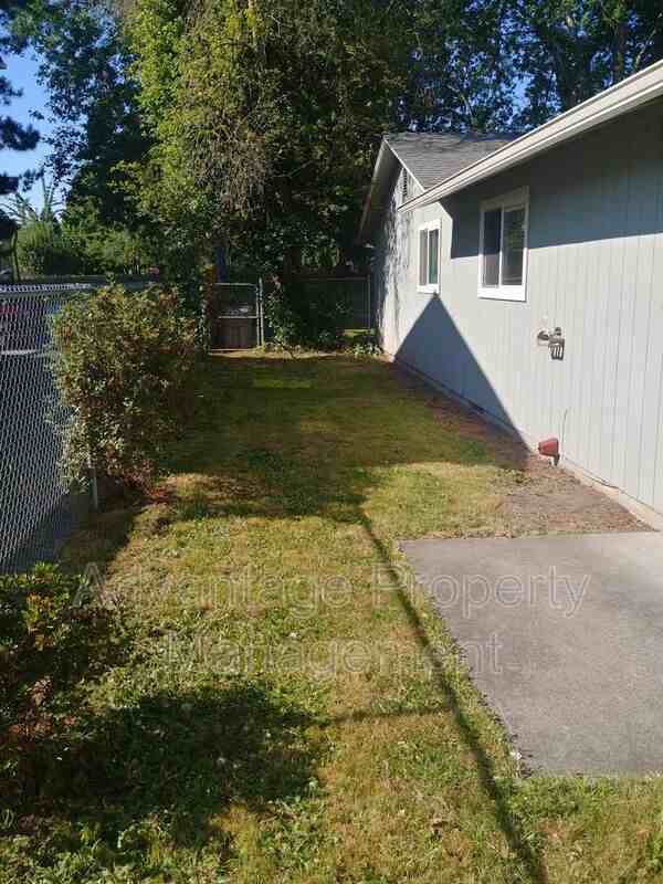 1708 Del Rio Ave Se - Photo 2 of 10
