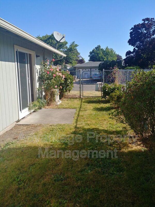 1708 Del Rio Ave Se - Photo 3 of 10