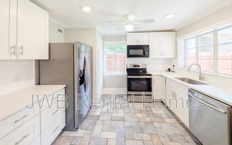 843 West St - Photo 2 of 19