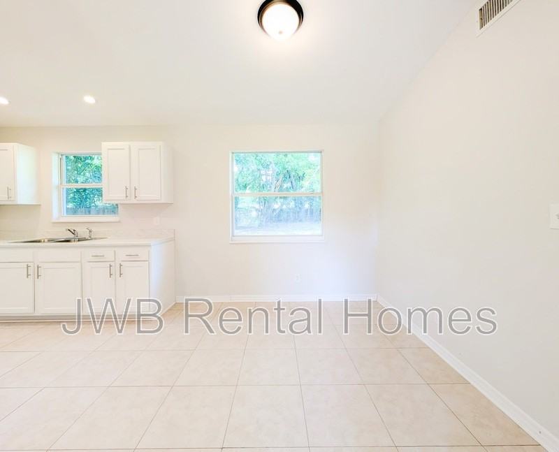 7822 Dubois Dr - Photo 4 of 13