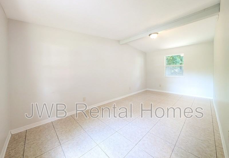 7822 Dubois Dr - Photo 5 of 13