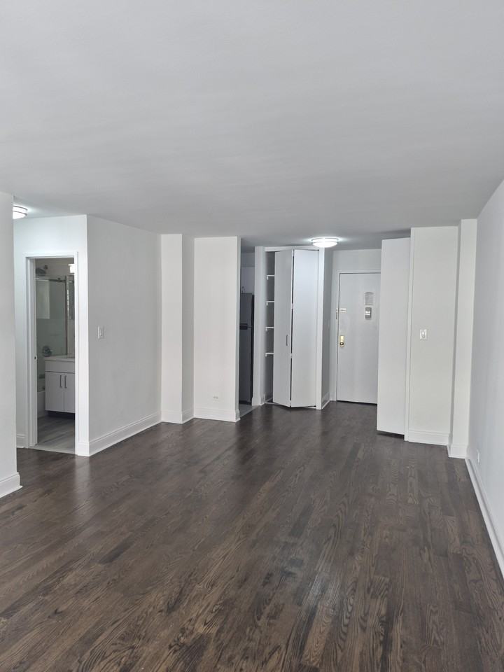 E 89th St #12 - Photo 4 of 7