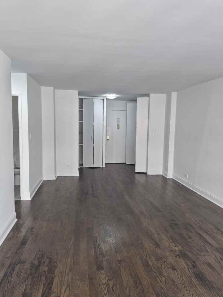 E 89th St #12 - Photo 5 of 7