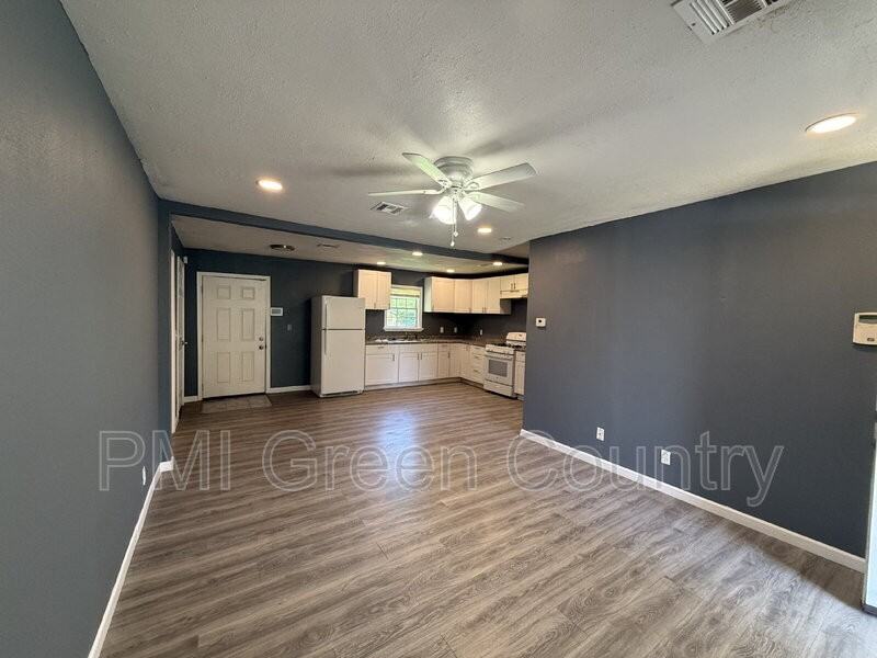 859 E 52nd St N - Photo 3 of 16