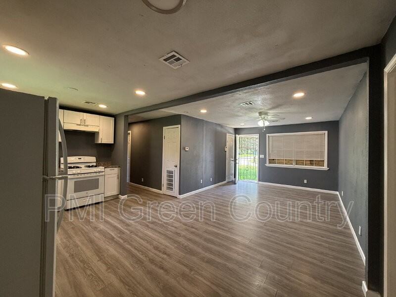 859 E 52nd St N - Photo 5 of 16