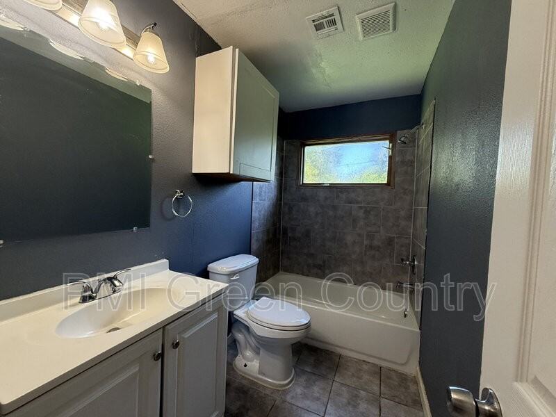 859 E 52nd St N - Photo 6 of 16