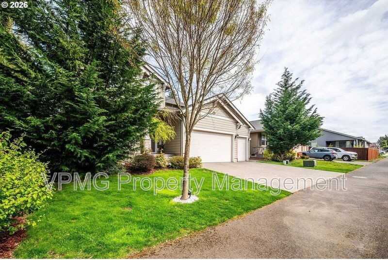 4704 Ne 109th St - Photo 2 of 39