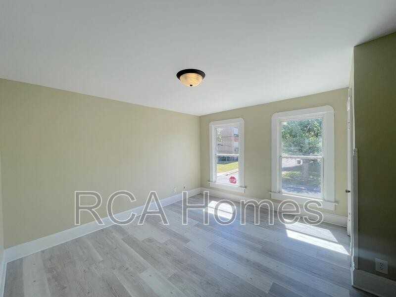1555 Barth Ave - Photo 6 of 16