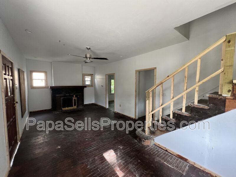 327 E Stuart Ave - Photo 3 of 11