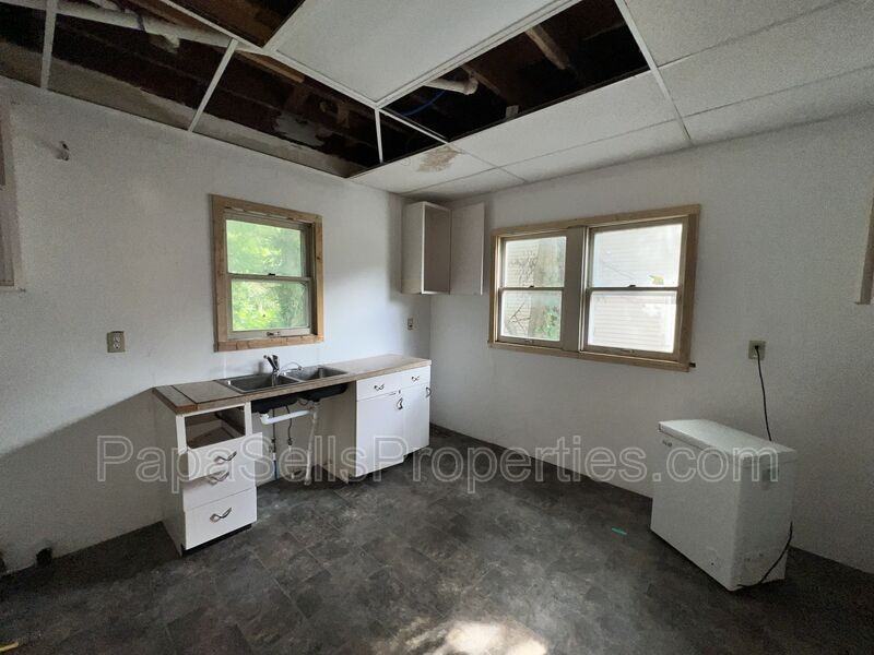 327 E Stuart Ave - Photo 4 of 11