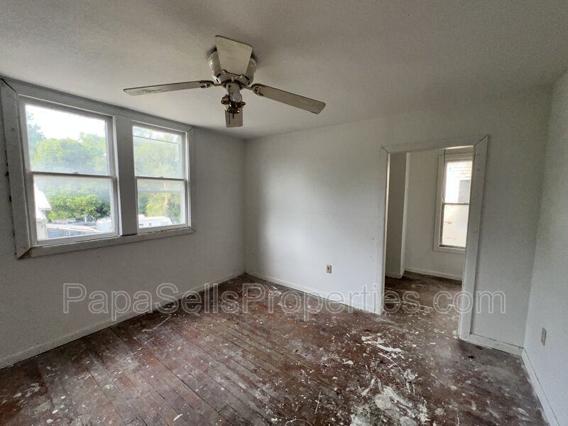 327 E Stuart Ave - Photo 6 of 11
