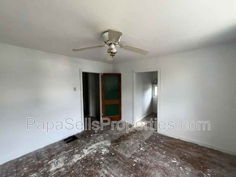 327 E Stuart Ave - Photo 7 of 11
