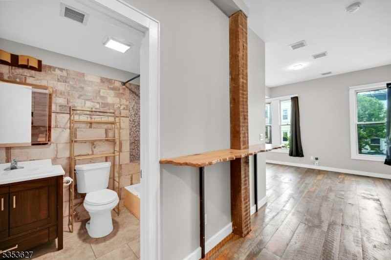 180 Spring St - Photo 6 of 20