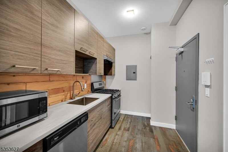 180 Spring St - Photo 7 of 20
