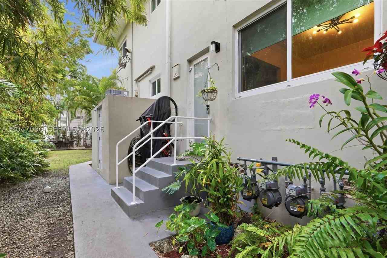 9881 W Bay Harbor Dr #2 - Photo 4 of 23