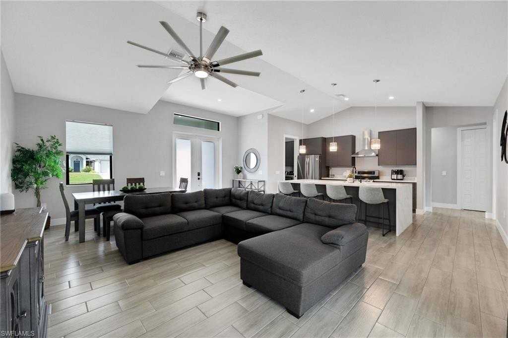 4618 Catalina Ln - Photo 3 of 36