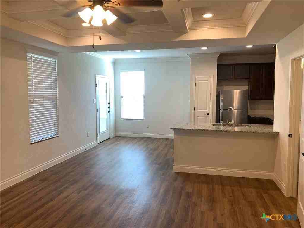 319 Untermaier St - Photo 2 of 18