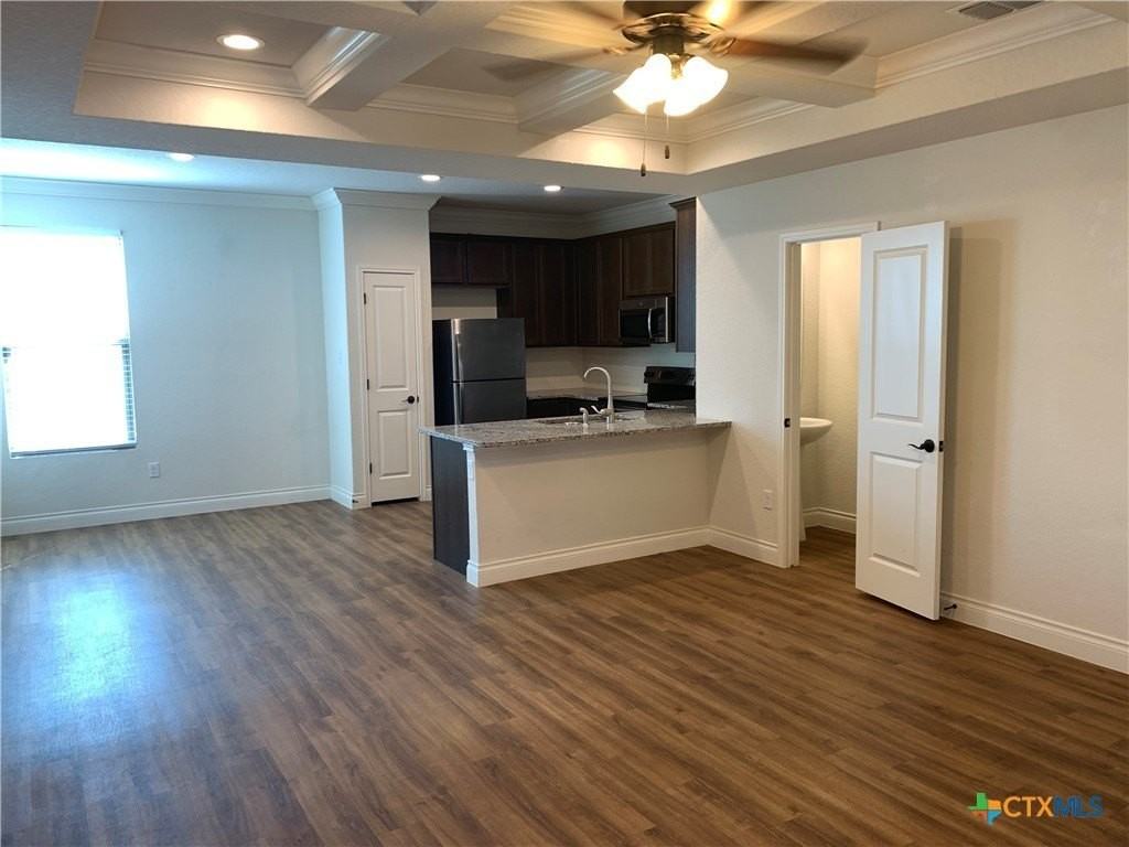 319 Untermaier St - Photo 3 of 18