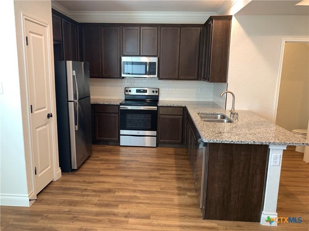 319 Untermaier St - Photo 4 of 18
