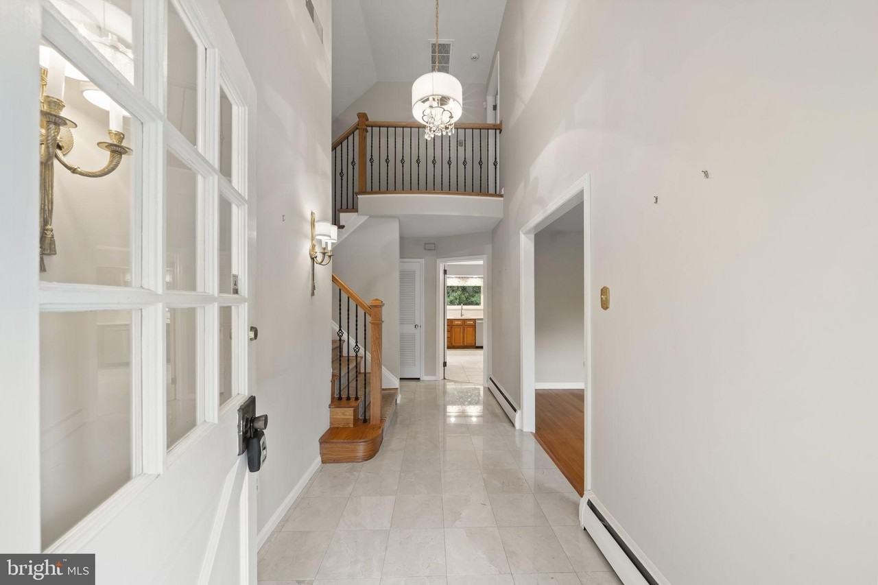 1026 Waltham Rd - Photo 3 of 38
