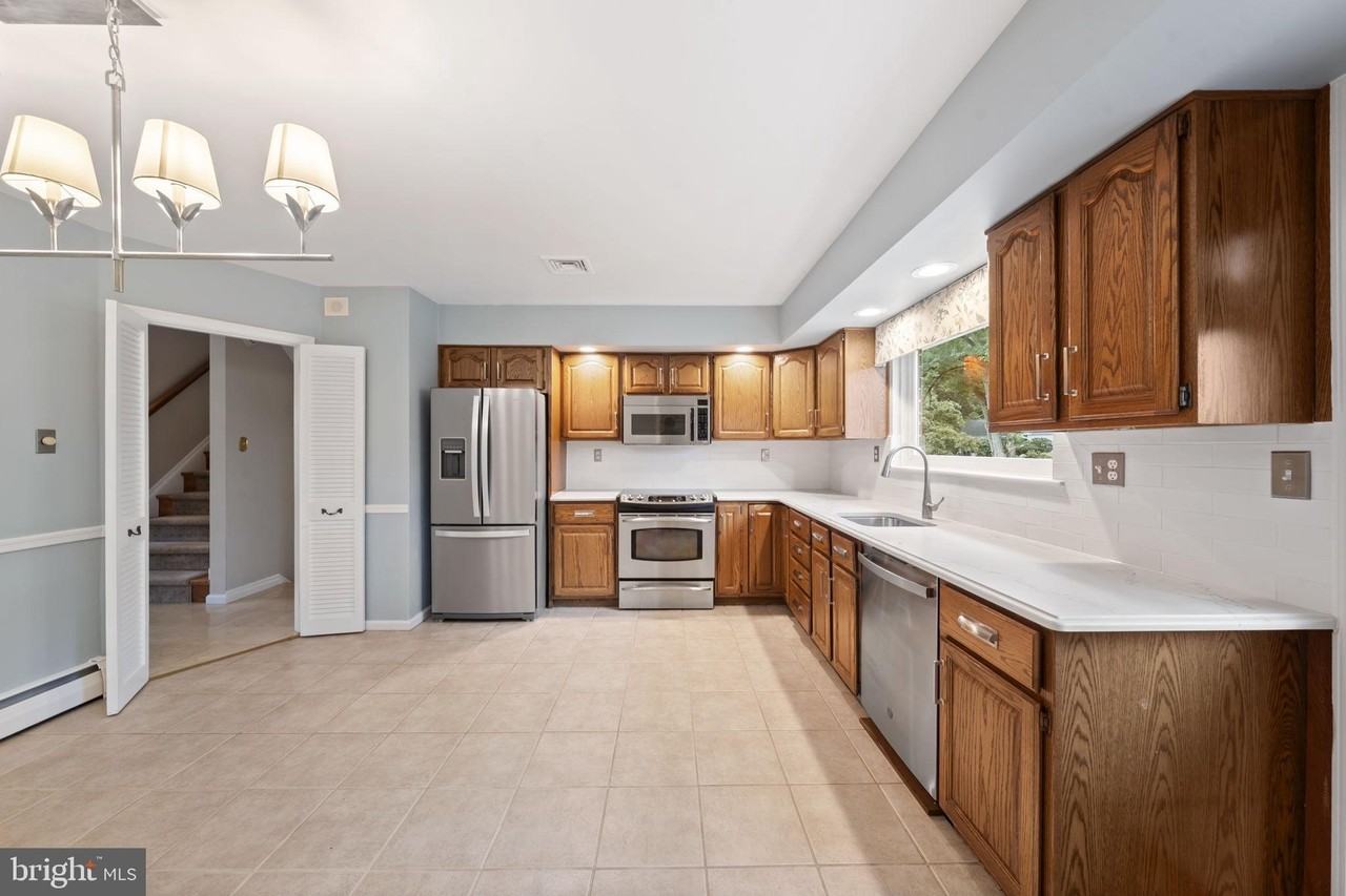 1026 Waltham Rd - Photo 4 of 38