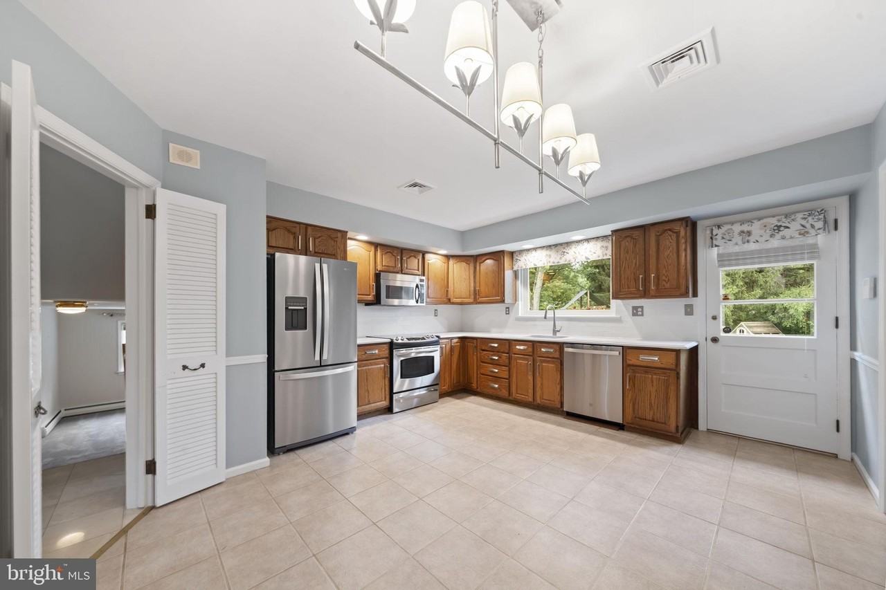 1026 Waltham Rd - Photo 5 of 38