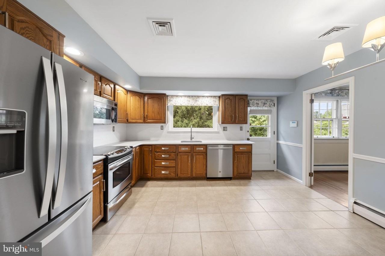 1026 Waltham Rd - Photo 6 of 38
