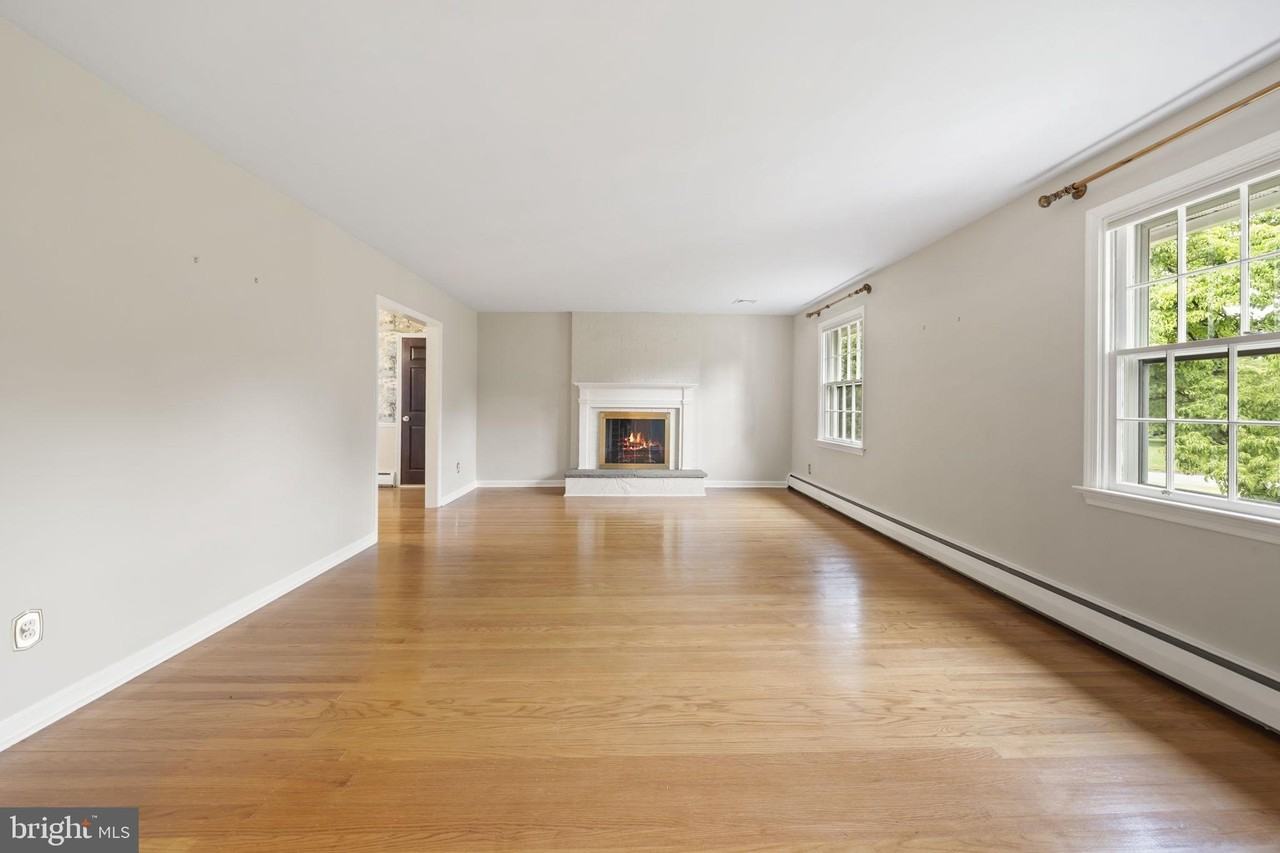 1026 Waltham Rd - Photo 7 of 38