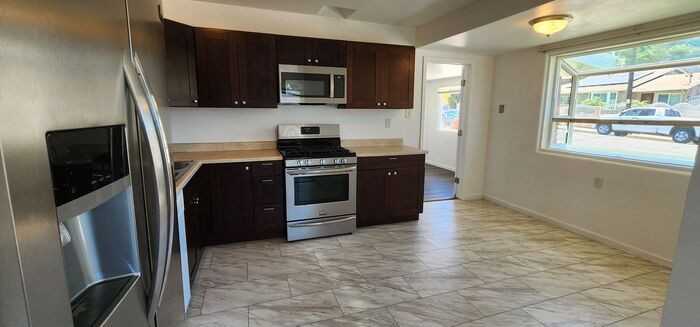 5904 Thorn St - Photo 6 of 24