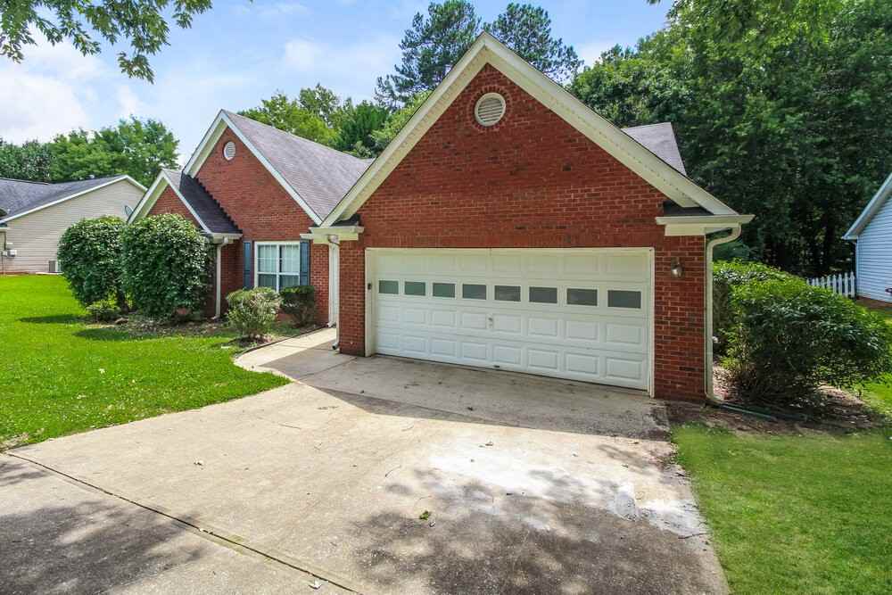 5729 Lakeview Cir - Photo 2 of 25
