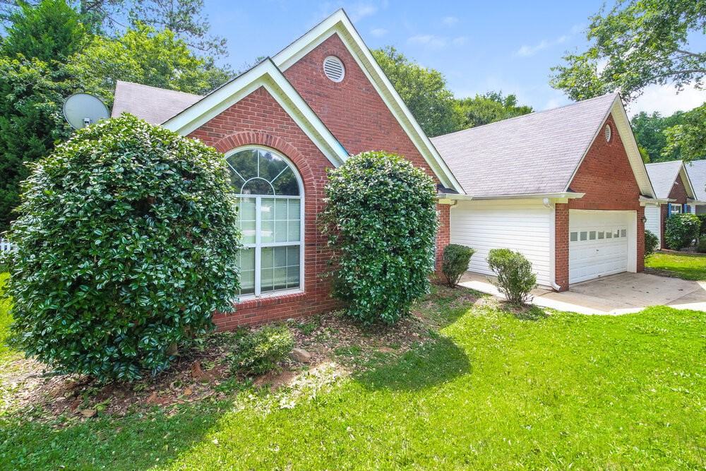 5729 Lakeview Cir - Photo 3 of 25