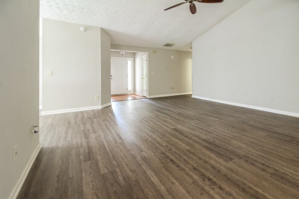 5729 Lakeview Cir - Photo 4 of 25